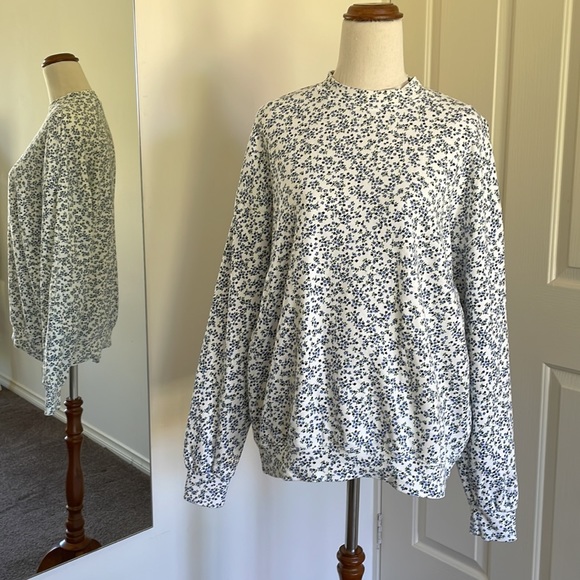 Ghanda Tops - 💙GHANDA CO. blue and white floral pullover “Maggie”